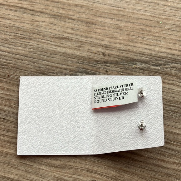 CULTURED FRESHWATER PEARL EARRINGS NWT - Picture 4 of 4